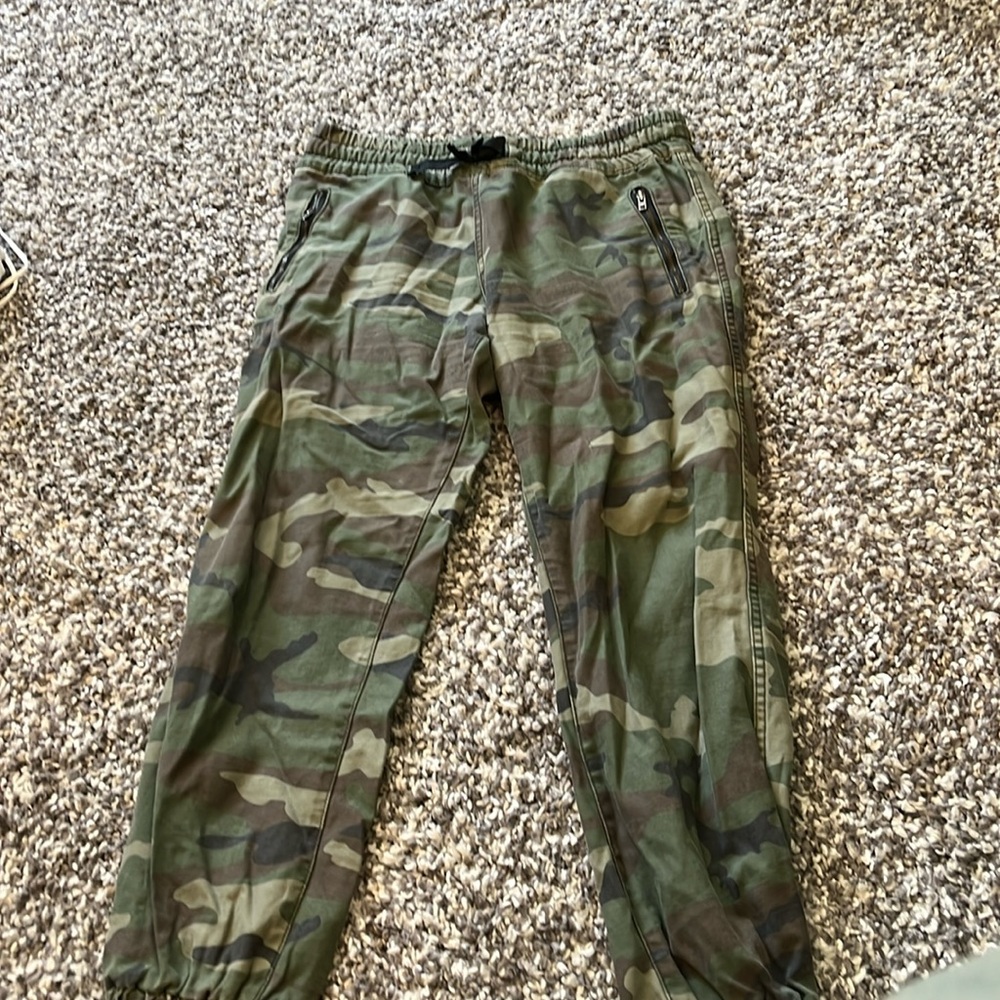 Aritzia Camo Joggers Small